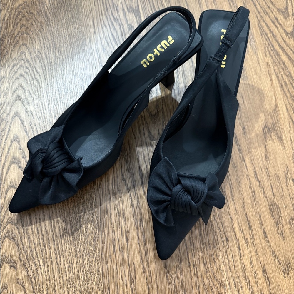 SHEIN Black Slingback Heels with Bow Accent - Picture 3 of 5